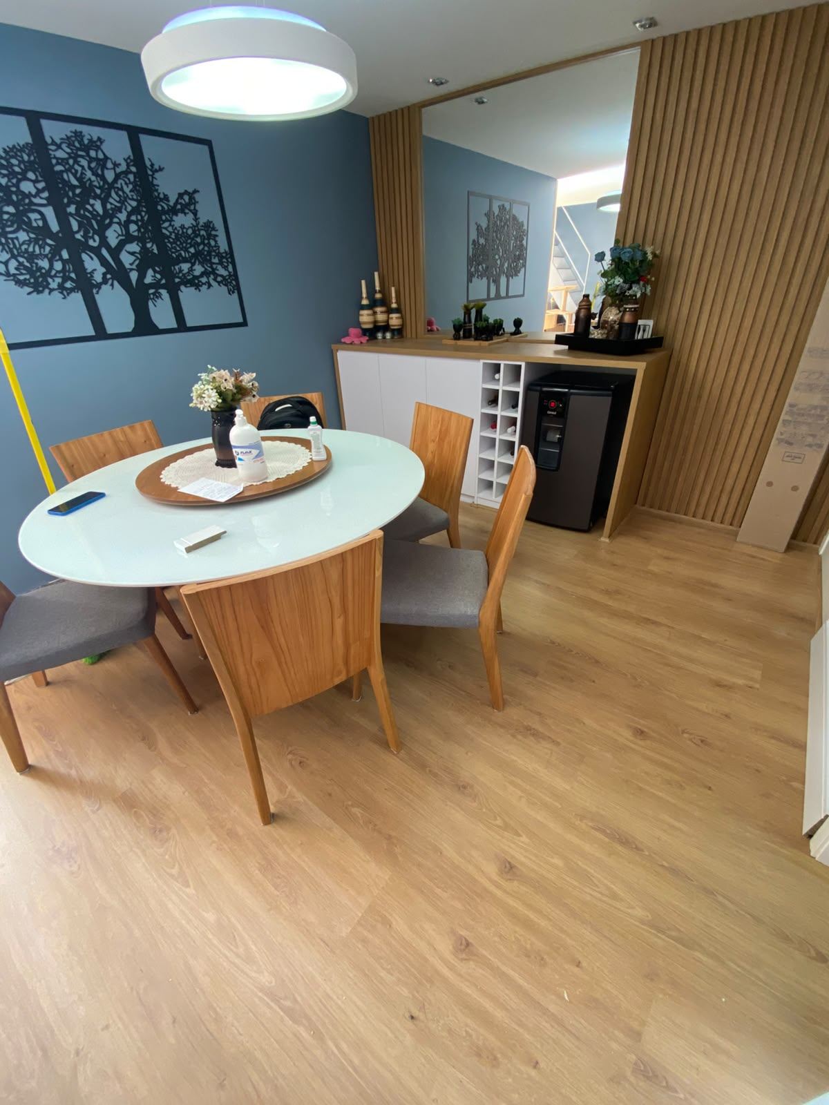 Sala de jantar com piso laminado instalado pela Sobre Pisos