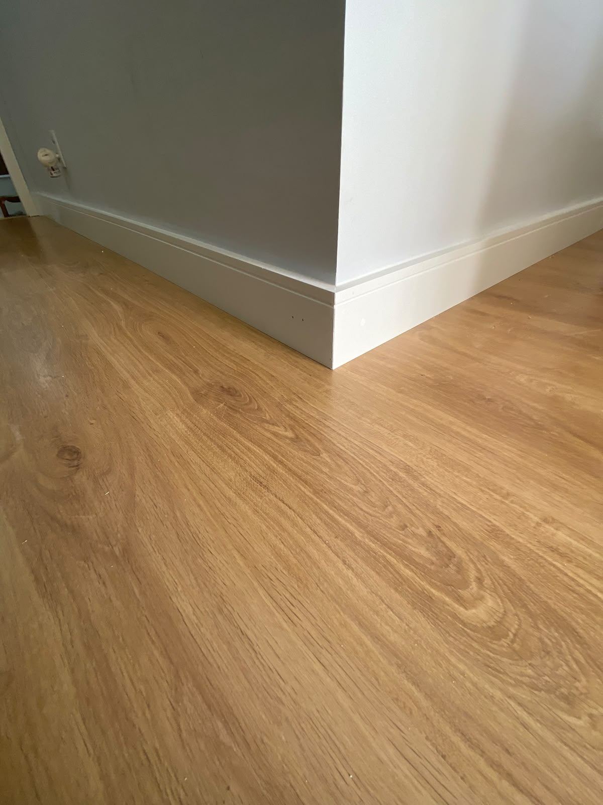 Detalhe do acabamento do piso laminado no rodapé