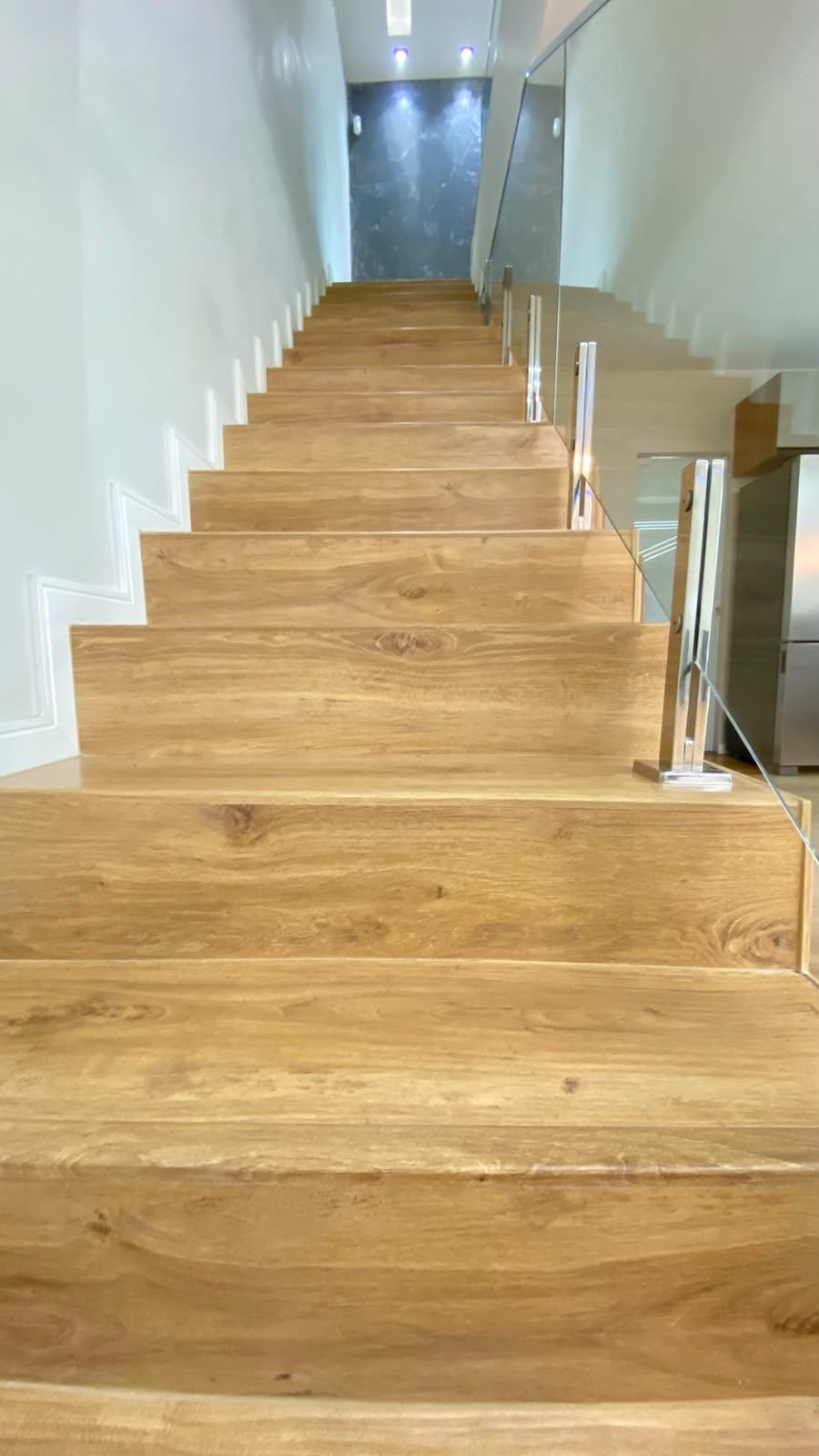 Escada revestida com piso laminado pela Sobre Pisos