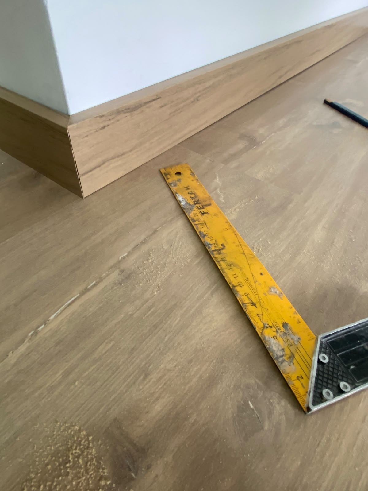 Instalação de precisão do rodapé em piso laminado