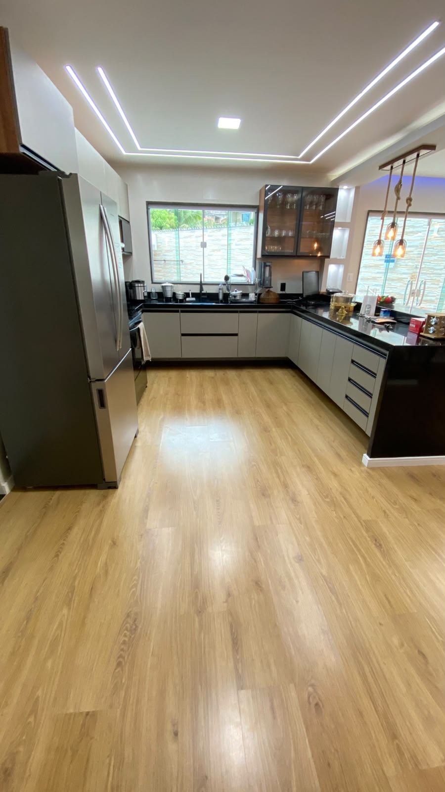 Cozinha integrada com piso laminado