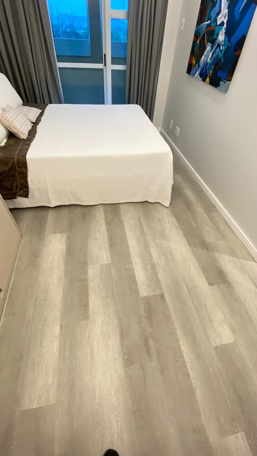 Quarto com piso vinílico em tom acinzentado