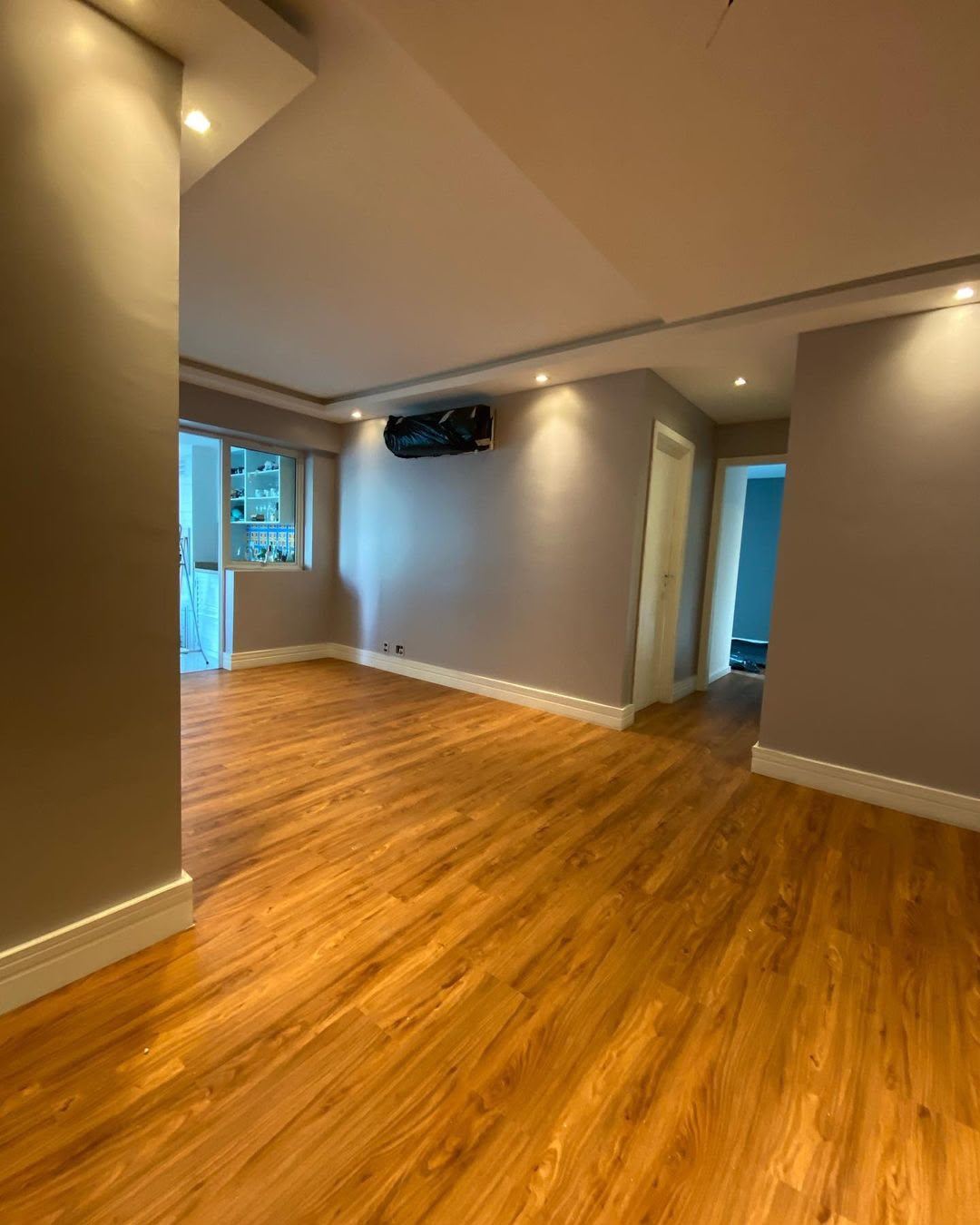Ambiente amplo com piso vinílico instalado pela Sobre Pisos