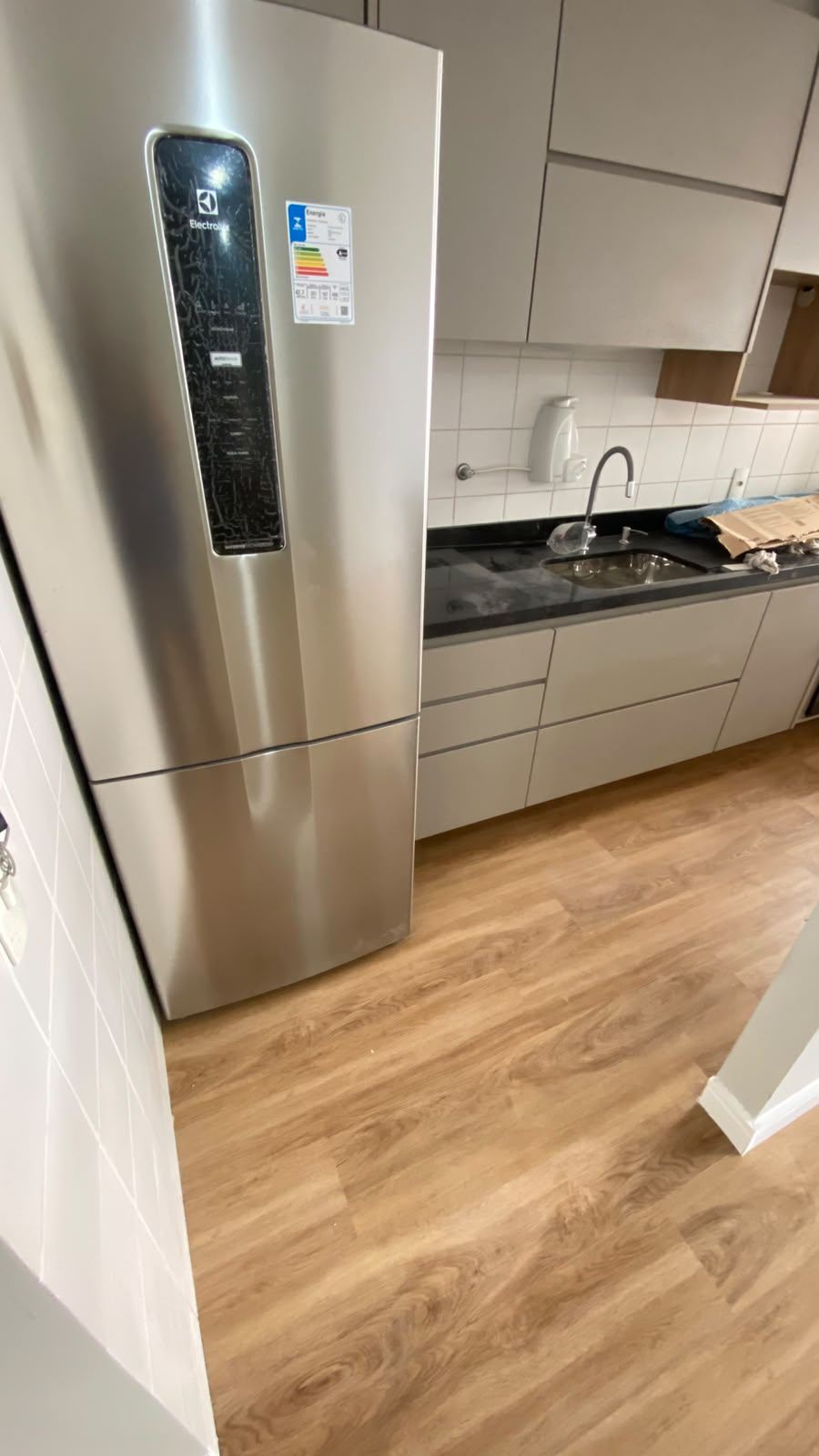 Cozinha com piso vinílico instalado